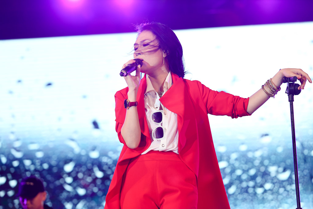 Mỹ Tâm cuồng nhiệt cùng hàng nghìn khán giả Đà Nẵng bất chấp mưa lạnh